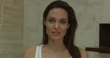 Angelina Jolie Lied About Having Chickenpox to Go into Hiding, Says Body Language Expert – Video